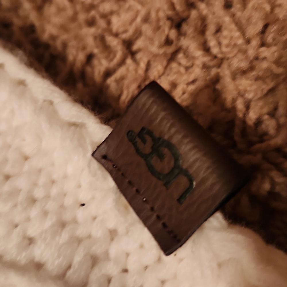 UGG Cable Knit Cream Wine Bottle Holder with Faux Fur Trim - Picture 3 of 7